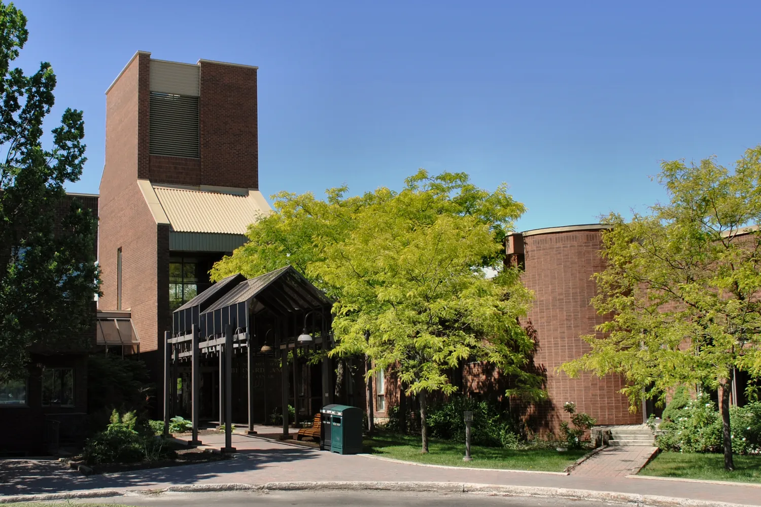 The brick City Hall and Eleanor London library complex on Cavendish Boulevard, Côte Saint-Luc