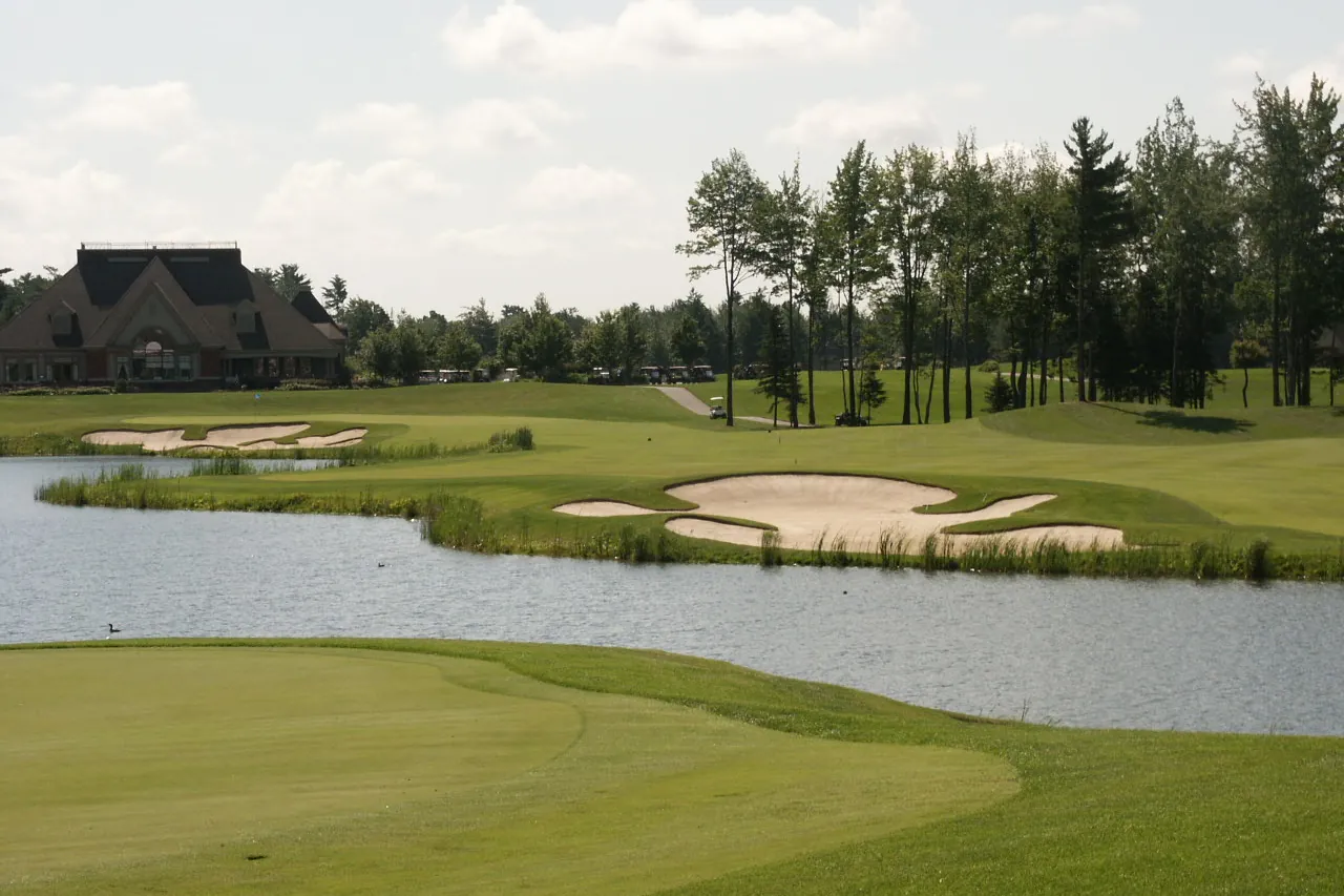 The clubhouse, a pond and sand traps at the Club de golf Rosemère