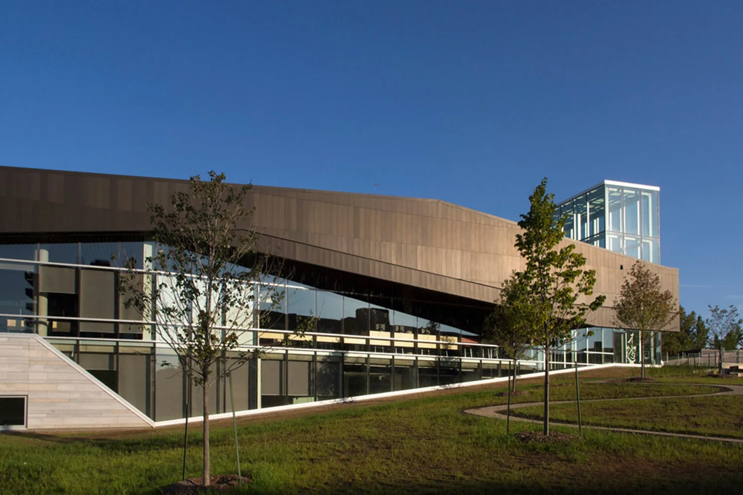 The Bibliothèque du Boisé on boulevard Thimens against the trees of the Marcel-Laurin woods